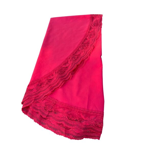 Tablecloth 66" Red Round Lace Edge Valentine's Holiday Linens Romantic Vintage - Picture 2 of 6